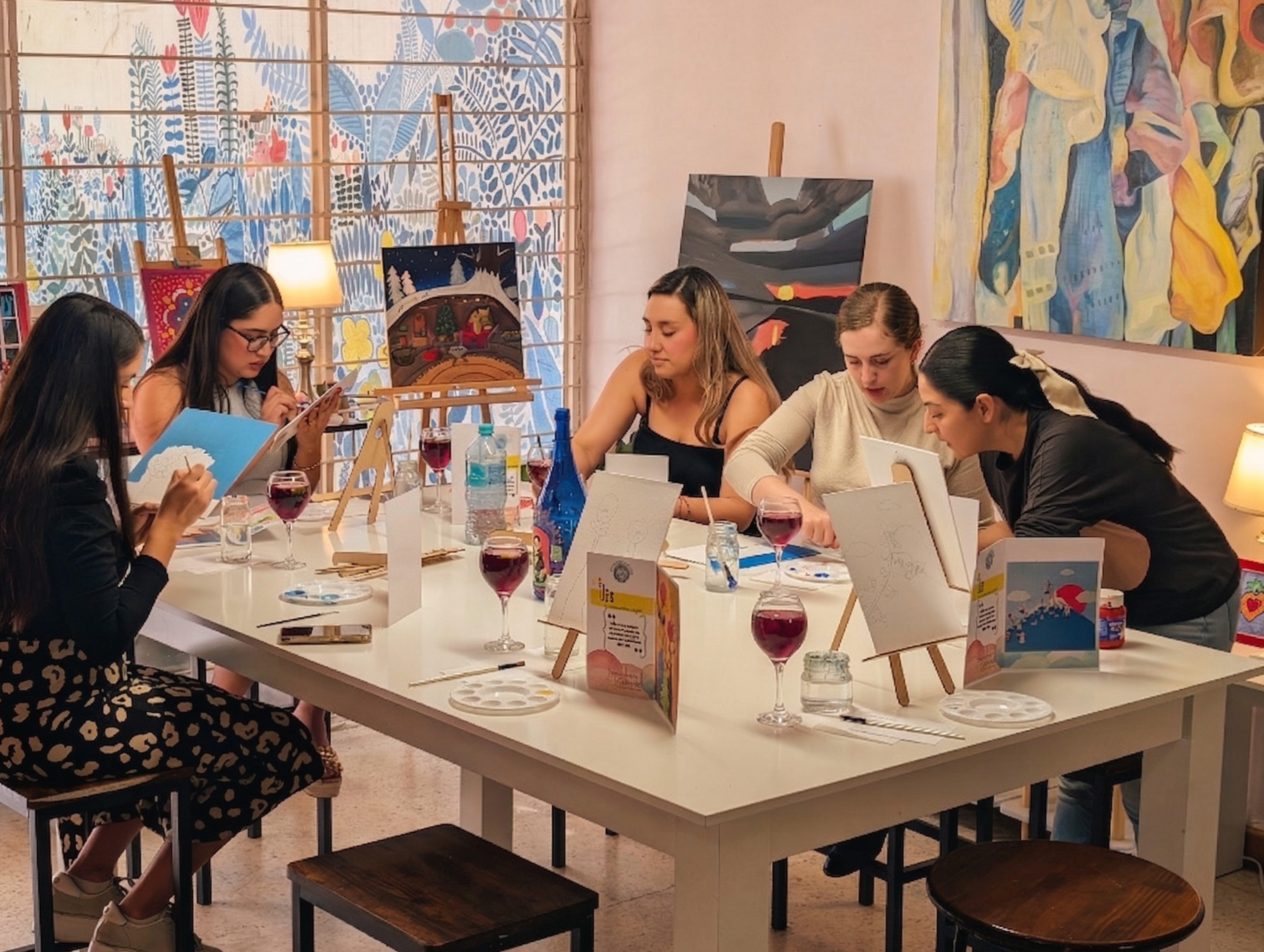 Amigas pintando en Hetzel